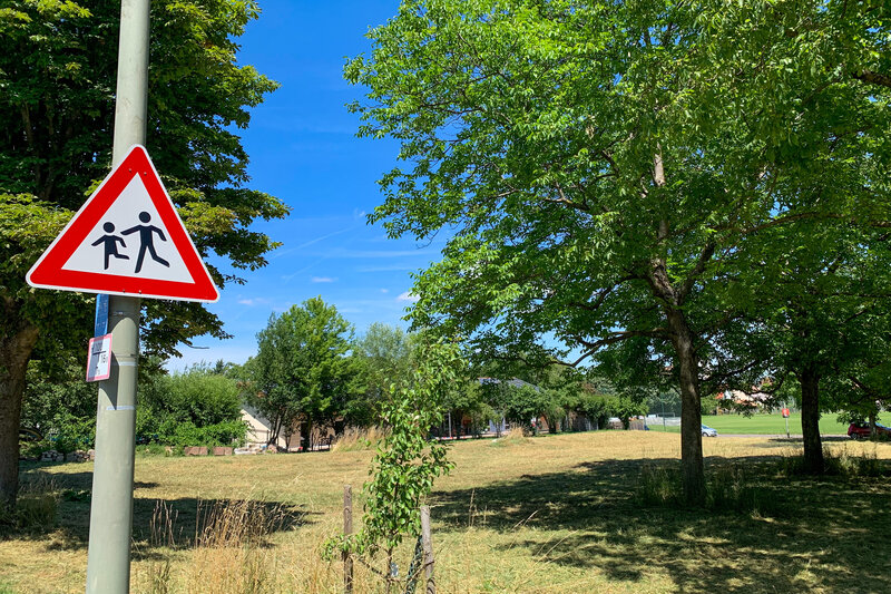 Als der provisorische Spielplatz in M&ouml;rzheim im Juli 2022 eingerichtet wurde, war die Ersatzfl&auml;che leer. Aktuell gibt es dort eine Sandbaustelle und eine Federwippe. Im Rahmen der Erweiterung werden weitere Spielger&auml;te folgen. 