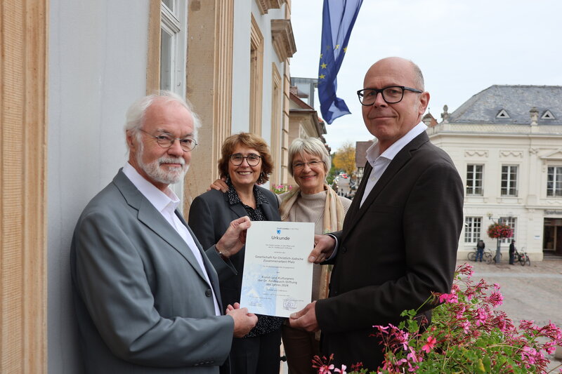 Landaus Oberb&uuml;rgermeister Dominik Gei&szlig;ler (rechts) &uuml;berreichte jetzt feierlich die Urkunde f&uuml;r den Kunst- und Kulturpreis der Dr. Feldbausch-Stiftung an die Gesellschaft f&uuml;r christlich-j&uuml;dische Zusammenarbeit Pfalz. Hier (v.l.n.r.) Prof. Dr. Wolfgang Paul