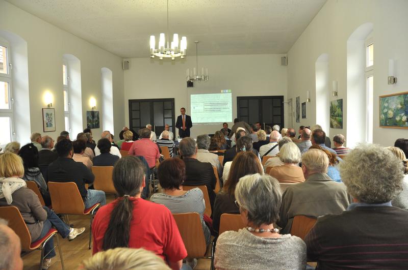 B&uuml;rgermeister und Baudezernent Dr. Maximilian Ingenthron stellte gemeinsam mit Vertretern des Stadtbauamts, des st&auml;dtischen Entsorgungs- und Wirtschaftsbetriebs und des Projektentwicklers, der Hans Lamparter GmbH, den aktuellen Planungsstand des Neubaugeb