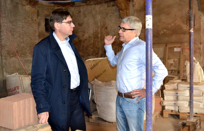 Beim Vor-Ort-Gespr&auml;ch mit Investor Rolf Fuhrmann (r.) verschaffte sich Oberb&uuml;rgermeister Thomas Hirsch ein Bild vom Fortschritt der Sanierungsarbeiten in der Salzhausgasse 2. 