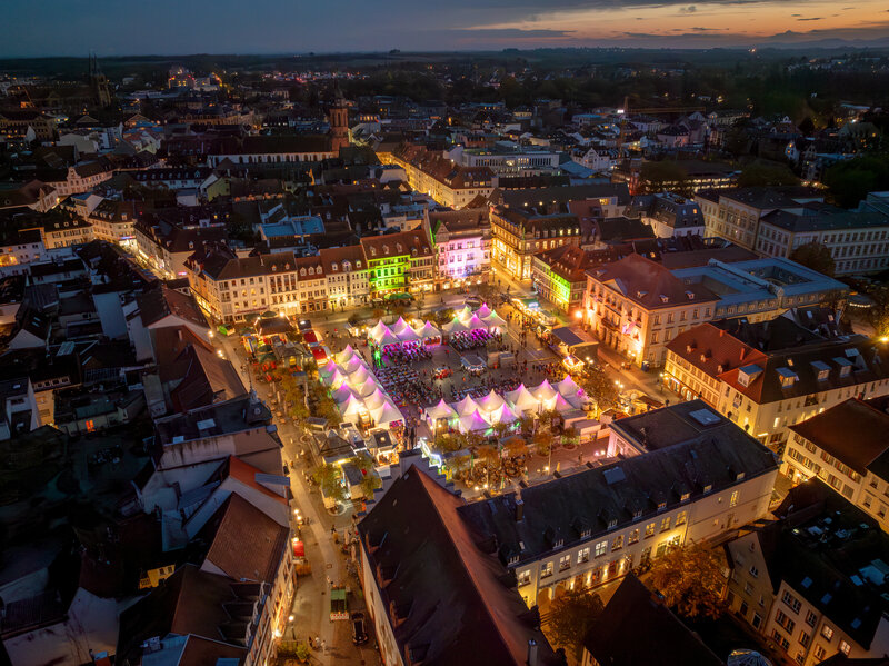 Landau feiert das Fest des Federwei&szlig;en: Vom 16. bis 19. Oktober auf dem Rathausplatz.