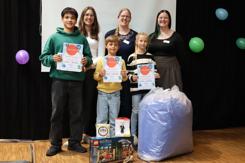 Lena D&uuml;rphold (links im Bild), Beigeordnete der Stadt Landau, sowie Magdalena Schlosser (mittig im Bild), Leiterin der Kinder- und Jugendbibliothek, und Marie Hommel (rechts im Bild), Mitarbeiterin der Kinder- und Jugendbibliothek, freuen sich mit der Gew