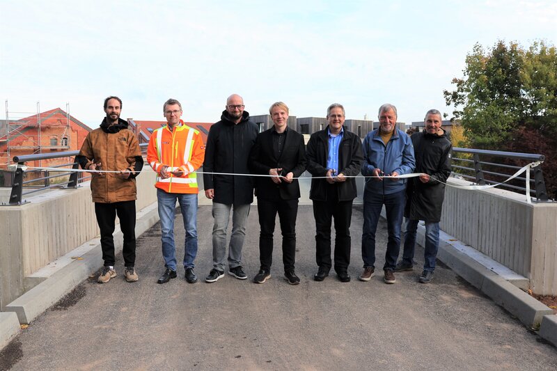 B&uuml;rgermeister Lukas Hartmann (Mitte) hat gemeinsam mit Vertretern des Stadtbauamts, der beteiligten Baufirma und des beteiligten Ingenieurb&uuml;ros den Neubau der Merowingerbr&uuml;cke eingeweiht. 