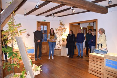 Bild vergr&ouml;&szlig;ern: Zur Er&ouml;ffnung der interaktiven Ausstellung &raquo;Klima-Gourmet&laquo; in Landau waren die Beigeordnete Lena D&uuml;rphold (zweite von links), der Klimamanager Oliver Decken (links im Bild), die Leiterin der Klimastelle, Jenni Follmann (dritte von links im Bild), sowie der Dorfentwicklungspartner Jochen Blecher (vierte von links im Bild) anwesend.