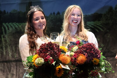 Bild vergr&ouml;&szlig;ern: Helene I. (links) l&ouml;st Emma I. als Landauer Weinprinzessin ab.