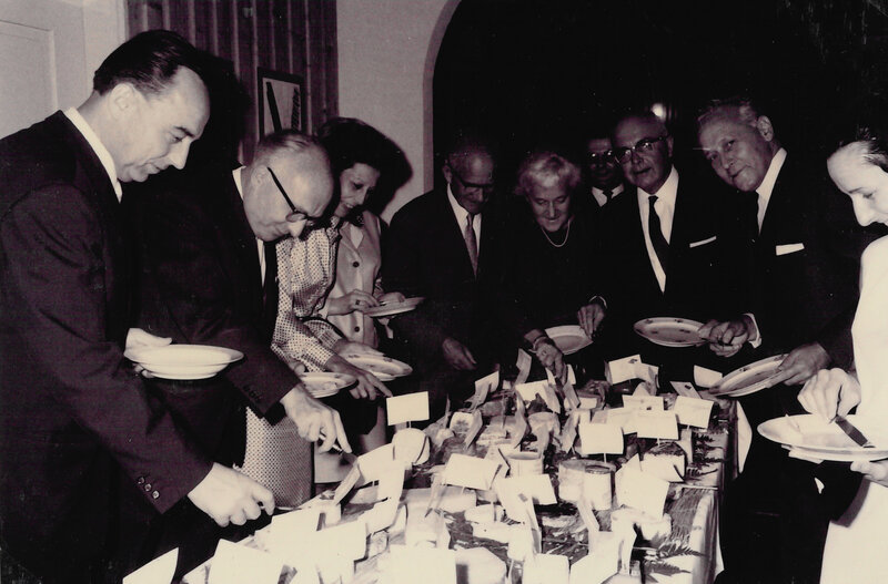 Beim Bildercaf&eacute; werden Bilder aus der deutsch-franz&ouml;sischen Geschichte in Landau wie diese Aufnahme einer K&auml;severkostung der Deutsch-Franz&ouml;sischen Gesellschaft im Mai 1969 gezeigt. 