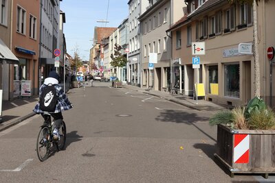 Bild vergr&ouml;&szlig;ern: Die Bauarbeiten zum Ausbau der unteren K&ouml;nigstra&szlig;e sind angelaufen. F&uuml;r die Kampfmittelnachuntersuchungen muss am Montag, 10. November, ein kurzzeitiges Parkverbot ausgesprochen werden. 