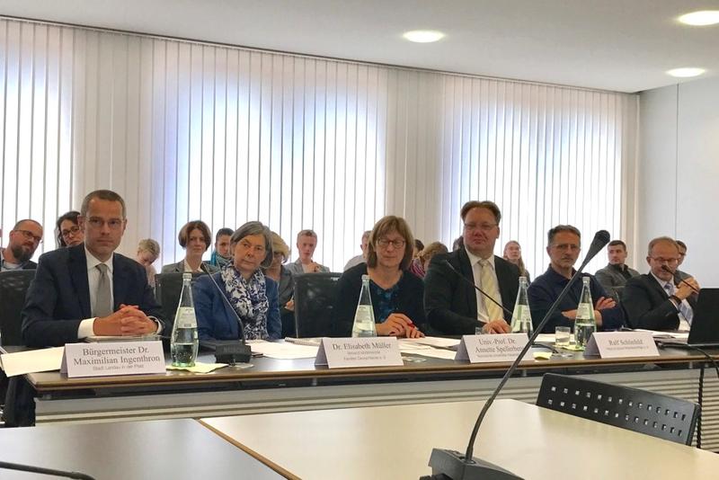 Landaus B&uuml;rgermeister Dr. Maximilian Ingenthron (l.) nahm als Sachverst&auml;ndiger an der heutigen Anh&ouml;rung des Haushalts- und Finanzausschusses des Landtags Rheinland-Pfalz zum Thema &raquo;Bezahlbarer Wohnraum f&uuml;r Familien&laquo; teil. 