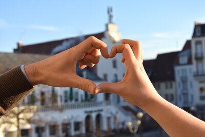Bild vergr&ouml;&szlig;ern: Symbolbild: Die Stadtspitze und die Stadtverwaltung der Stadt Landau verurteilen eine gegen den Kommunalpolitiker Philipp Lange gerichtete Todesdrohung aufs Sch&auml;rfste: &raquo;Wir stehen solidarisch an der Seite von Philipp Lange.&laquo;
