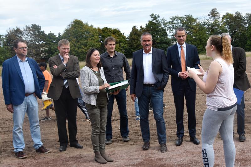 Die rheinland-pf&auml;lzische Umweltministerin Ulrike H&ouml;fken, Beigeordneter und Umweltdezernent Rudi Klemm (2.v.r.), B&uuml;rgermeister und Schuldezernent Dr. Maximilian Ingenthron (r.), der Leiter des st&auml;dtischen Umweltamts, Markus Abel (l.), der Leiter des Instit