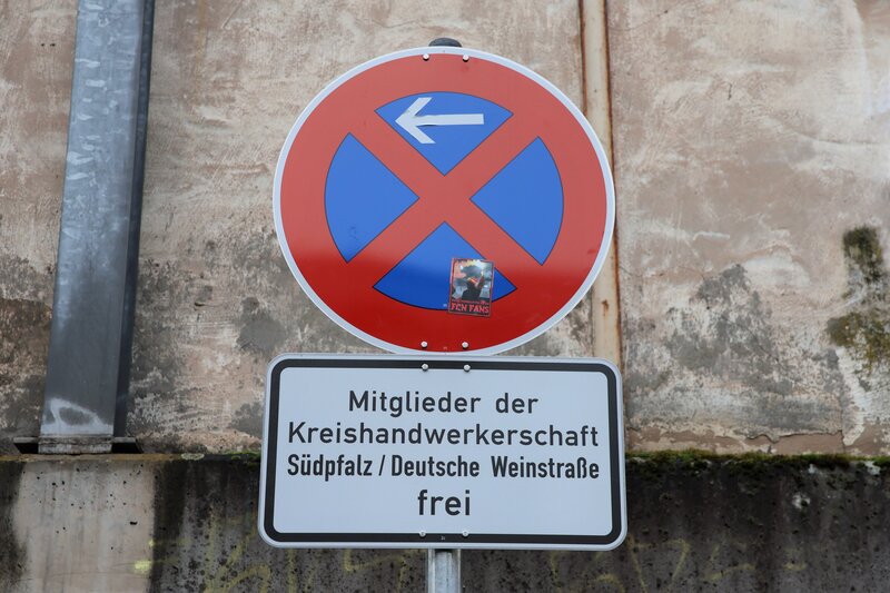 Handwerksbetriebe k&ouml;nnen nun auch in Landau den digitalen Handwerkerparkausweis MRN nutzen. Au&szlig;erdem hat die Stadt sogenannte Handwerkerparkpl&auml;tze wie hier in der Stra&szlig;e Schulhof ausgewiesen. 