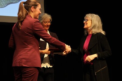 Bild vergr&ouml;&szlig;ern: Beigeordnete Lena D&uuml;rphold (l.) und die Vorsitzende des Thomas-Nast-Vereins Gudrun St&uuml;binger-Kohls (M.) gratulieren Ann Telnaes zur Auszeichnung mit dem Thomas-Nast-Preis.