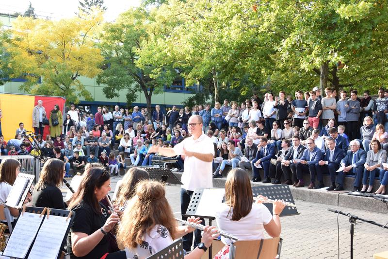 Bei bestem Wetter haben jetzt zahlreiche Sch&uuml;lerinnen und Sch&uuml;ler, Lehrkr&auml;fte, Eltern und Vertreter des &ouml;ffentlichen Lebens aus Stadt, Land und Bund gemeinsam das 45-j&auml;hrige Jubil&auml;um der Konrad-Adenauer-Realschule plus gefeiert.