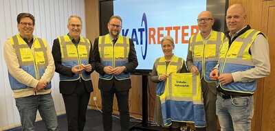 Bild vergr&ouml;&szlig;ern: Dr. Marold Wosnitza (Oberb&uuml;rgermeister Zweibr&uuml;cken), Dietmar Seefeldt (Landrat Kreis S&uuml;dliche Weinstra&szlig;e), Markus Zwick (Oberb&uuml;rgermeister Pirmasens), Dr. Susanne Ganster (Landr&auml;tin Kreis S&uuml;dwestpfalz), Dr. Dominik Gei&szlig;ler (Oberb&uuml;rgermeister von Landau) und Martin Brandl (Landrat Kreis Germersheim) gaben k&uuml;rzlich den Startschuss f&uuml;r das gebiets&uuml;bergreifende Erstretter-System.