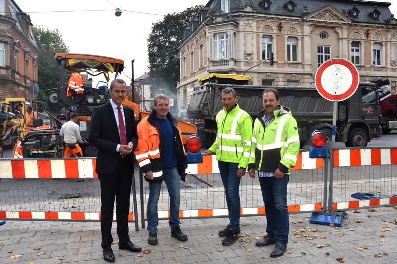 B&uuml;rgermeister und Verkehrsdezernent Dr. Maximilian Ingenthron (l.) hat die Bauma&szlig;nahme im Marienring jetzt gemeinsam mit dem Leiter der Abteilung Mobilit&auml;t und Verkehrsinfrastruktur des Stadtbauamts, Ralf Bernhard (2.v.r.), seinem Mitarbeiter Alban Stelze