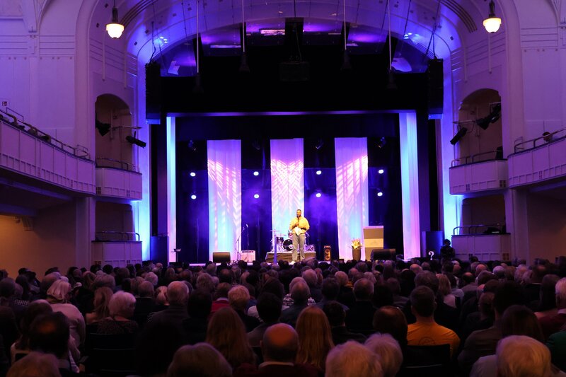 Die Stadt Landau begr&uuml;&szlig;t das neue Jahr traditionell mit ihrem Neujahrsempfang in der Jugendstil-Festhalle - hier 2025 der Auftritt von Poetry-Slammer Anuraj Sri Rajarajendran.