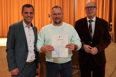 Bild vergr&ouml;&szlig;ern: Ortsvorsteher Florian Maier, Heiko Ruck und Oberb&uuml;rgermeister Dominik Gei&szlig;ler bei der Ehrung anl&auml;sslich des Neujahrsempfangs im Landauer Ortsteil Dammheim.