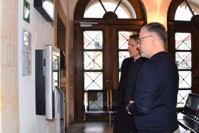 Bild vergr&ouml;&szlig;ern: B&uuml;rgermeister Lukas Hartmann (links) l&auml;sst sich vom Leiter des B&uuml;rgerb&uuml;ros Maik Hauptmann das neue Terminal im Foyer des Rathauses zeigen.