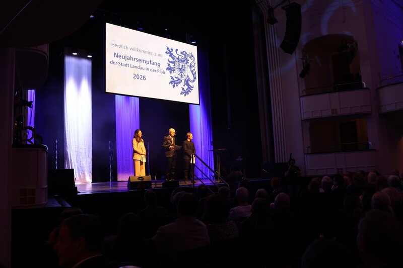 Von und f&uuml;r die Stadt: der Neujahrsempfang der Stadt Landau 2026 mit Beigeordneter Lena D&uuml;rphold, Oberb&uuml;rgermeister Dominik Gei&szlig;ler und B&uuml;rgermeister Lukas Hartmann (v.l.n.r.). 