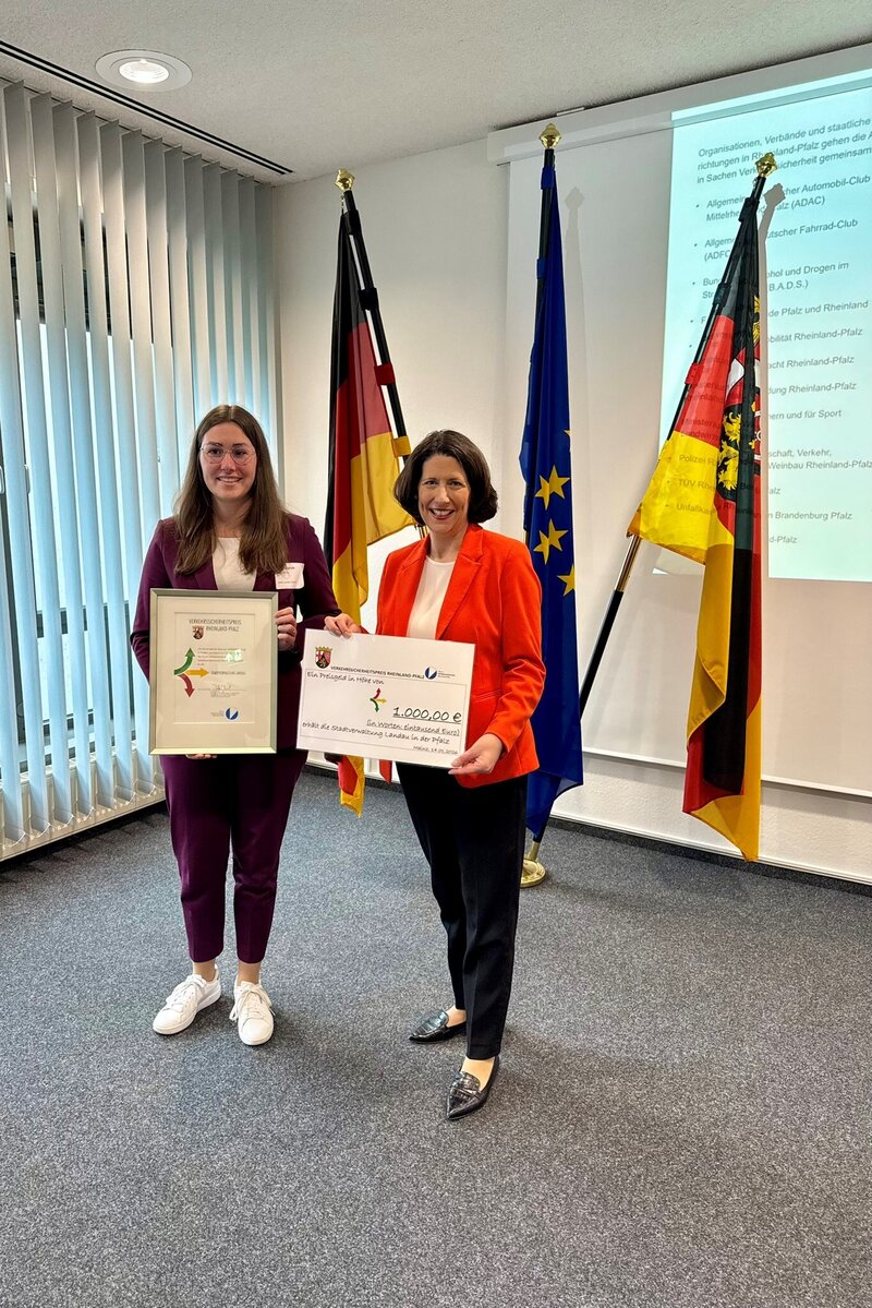 Landaus Schuldezernentin Lena D&uuml;rphold (l.) nahm den Verkehrssicherheitspreis Rheinland-Pfalz 2025 jetzt aus den H&auml;nden von Verkehrsministerin Daniela Schmitt entgegen. 