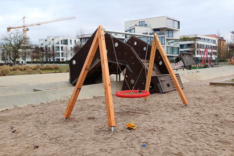 Die neue Schaukel im Landauer S&uuml;dpark freut sich ab sofort auf viele Kids!