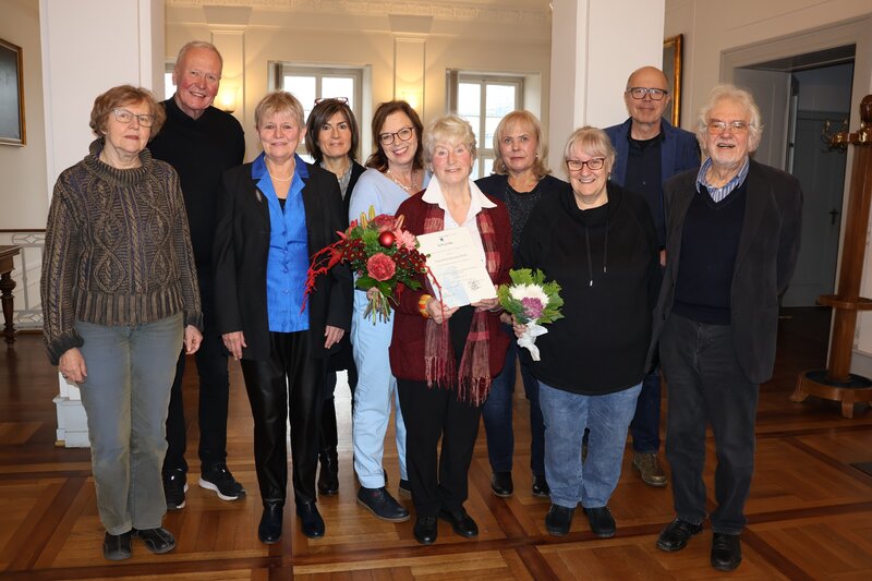 Erica Schwarz-Risch (Mitte, mit Urkunde) wurde mit dem 28. Kunst- und Kulturpreis der Dr.-Feldbausch-Stiftung f&uuml;r ihr herausragendes Engagement ausgezeichnet. 
