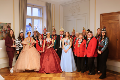 Bild vergr&ouml;&szlig;ern: Vertreterinnen und Vertreter der Landauer Karnevalsvereine sind mit ihren Hoheiten zu Gast im Landauer Rathaus