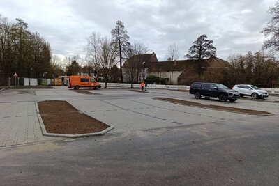 Bild vergr&ouml;&szlig;ern: Nach dem Ausbau des Parkplatzes am Sportplatz ist das Parken im Landauer Stadtdorf Godramstein wieder trocken, geordnet und komfortabel m&ouml;glich.