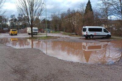Bild vergr&ouml;&szlig;ern: Noch vor wenigen Wochen war das Parken auf dem Parkplatz am Sportplatz in Landau-Godramstein aufgrund von Schotter, Schlagl&ouml;chern und gro&szlig;e Pf&uuml;tzen kein Vergn&uuml;gen.
