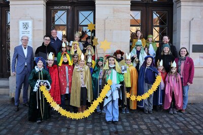 Bild vergr&ouml;&szlig;ern: Die Sternsingerinnen und -singer brachten auch in diesem Jahr ihren Segensgru&szlig; am Landauer Rathaus an.