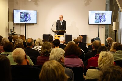 Bild vergr&ouml;&szlig;ern: Oberb&uuml;rgermeister Dominik Gei&szlig;ler begr&uuml;&szlig;t die Besucherinnen und Besucher der Gedenkveranstaltung der Opfer des Nationalsozialismus im Alten Kaufhaus in Landau.