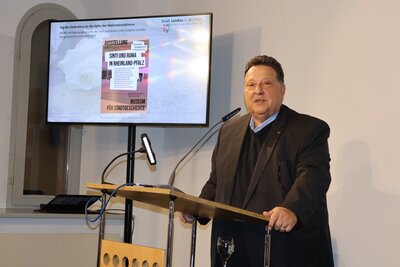 Bild vergr&ouml;&szlig;ern: Jacques Delfeld Sr. vom rheinland-pf&auml;lzischen Landesverband Deutscher Sinti und Roma sprach die Abschiedsworte der Gedenkveranstaltung im Alten Kaufhaus in Landau.