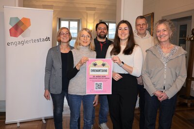 Bild vergr&ouml;&szlig;ern: Lena D&uuml;rphold (3. v. r.) und Angelika Kemmler (2.v.l.) freuen sich gemeinsam mit Susanne Hassinger-Theobald und Rudolf Biemel vom Bethesda Landau, Lars Pfeifer vom Universum Theater sowie Bettina Rieger vom CBF (v.l.n.r.) auf das Ehrenamtskino.