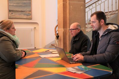 Bild vergr&ouml;&szlig;ern: Am Mittwoch, 11. Februar, empf&auml;ngt Oberb&uuml;rgermeister Dominik Gei&szlig;ler interessierte B&uuml;rgerinnen und B&uuml;rger zur Sprechstunde an seinem bunten Schreibtisch.