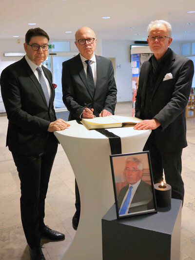 Bild vergr&ouml;&szlig;ern: Oberb&uuml;rgermeister Dr. Dominik Gei&szlig;ler (M.) sowie die beiden fr&uuml;heren Oberb&uuml;rgermeister Thomas Hirsch (l.) und Hans-Dieter Schlimmer trugen sich im Landauer Rathaus in das Kondolenzbuch f&uuml;r ihren Vorg&auml;nger Dr. Christof Wolff ein.