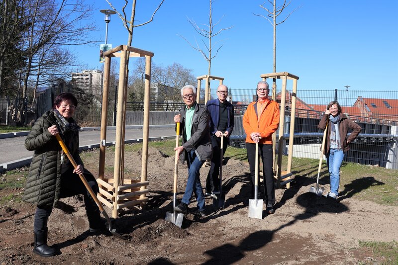 Bei strahlendem Sonnenschein haben Erika Stein und Franz Hetzer (Freundeskreis Bl&uuml;hendes Landau), Dominik Gei&szlig;ler (Oberb&uuml;rgermeister der Stadt Landau), Bernd Schmidt (stellvertretender Vorsitzender des Freundeskreises) sowie Sabine Klein (Leiterin der Gr&uuml;