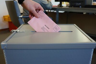 Bild vergr&ouml;&szlig;ern: Im Briefwahlb&uuml;ro im Landauer Rathaus kann auch direkt gew&auml;hlt werden!