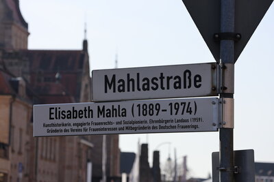 Bild vergr&ouml;&szlig;ern: Das Erg&auml;nzungsschild erinnert an Elisabeth Mahla.