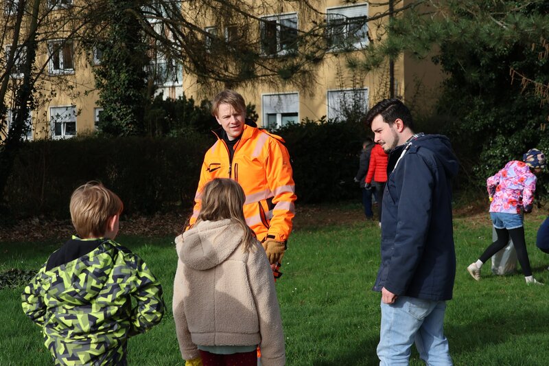 Bei der Aktion &raquo;Sauberes Landau&laquo; packt B&uuml;rgermeister Lukas Hartmann gemeinsam mit den Sch&uuml;lerinnen und Sch&uuml;lern mit an. 