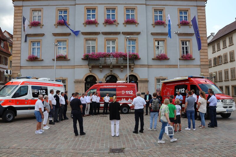 Ein Beispiel der Interkommunalen Zusammenarbeit im Brand- und Katastrophenschutz ist die gemeinsame Beschaffung von Fahrzeugen. Im Juli 2024 wurden gleich drei Fahrzeuge auf dem Rathausplatz in Landau offiziell &uuml;bergeben: f&uuml;r die gemeinsame Schnelleinsatz