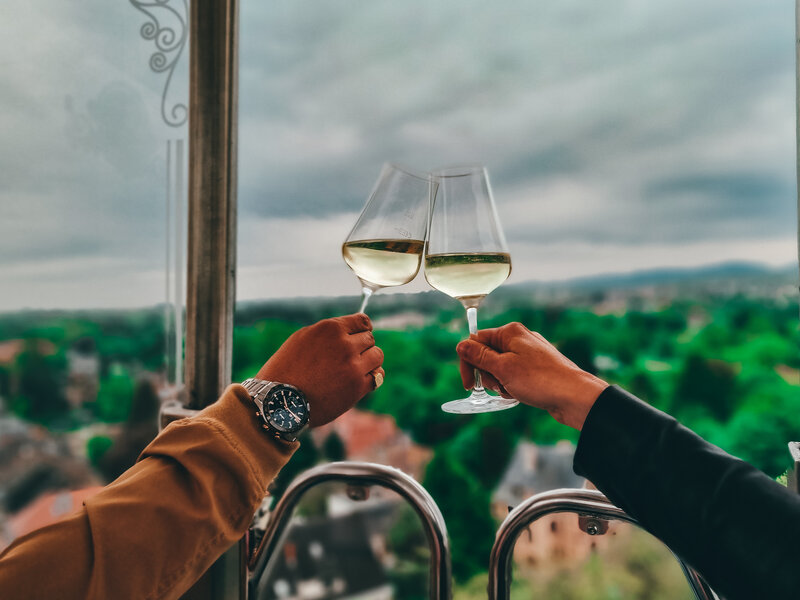 Die Weinprobe hoch oben auf dem Riesenrad ist immer einer der H&ouml;hepunkte des Landauer Maimarkts.