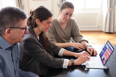 Bild vergr&ouml;&szlig;ern: Haben das neue Online-Tool zur Sportst&auml;tten-Belegung schon getestet: Beigeordnete Lena D&uuml;rphold, Selina Manderla-Weindel vom st&auml;dtischen Amt f&uuml;r Schulen, Sport und kulturelles Erbe und Amtsleiter Ralf M&uuml;ller.