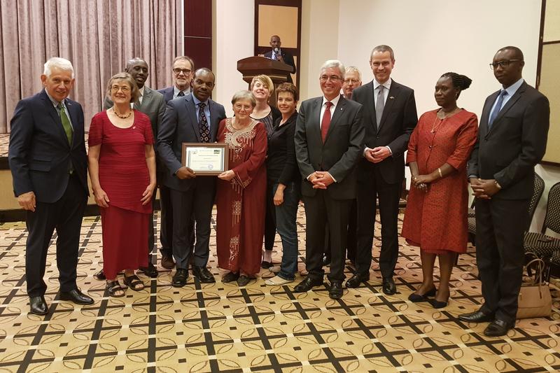 Eine verdiente W&uuml;rdigung: Aus den H&auml;nden von Minister Francis Kaboneka durfte die Vorsitzende des Landauer Freundeskreises Ruhango-Kigoma, Gerlinde Rahm, eine Urkunde als Zeichen der Anerkennung und Wertsch&auml;tzung ihrer Jahrzehnte w&auml;hrenden Partnerschaftsa