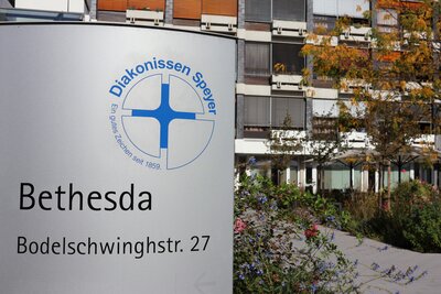 Bild vergr&ouml;&szlig;ern: Die Servicestelle Wohnen im Alter und die Beauftragte f&uuml;r die Belange &auml;lterer Menschen der Stadt Landau laden zur Veranstaltung &raquo;Sorgende Gemeinschaft&laquo; ein. 