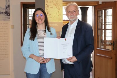 Bild vergr&ouml;&szlig;ern: Lena D&uuml;rphold nahm die Auszeichnung &raquo;Museum des Monats&laquo; aus den H&auml;nden von Staatssekret&auml;r J&uuml;rgen Hardeck entgegen.