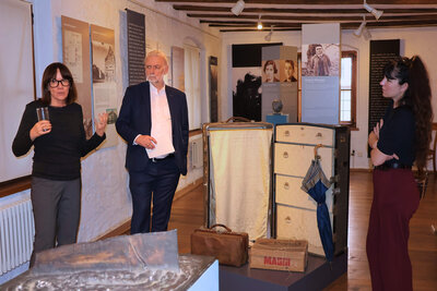 Bild vergr&ouml;&szlig;ern: Stadtarchivarin Christine Kohl-Langer (links) f&uuml;hrte Staatssekret&auml;r J&uuml;rgen Hardeck im Anschluss an die Preisverleihung durch die Dauerausstellung.