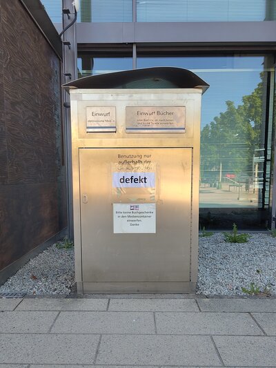 Bild vergr&ouml;&szlig;ern: Der R&uuml;ckgabecontainer der Stadtbibliothek Landau kann derzeit nicht genutzt werden.