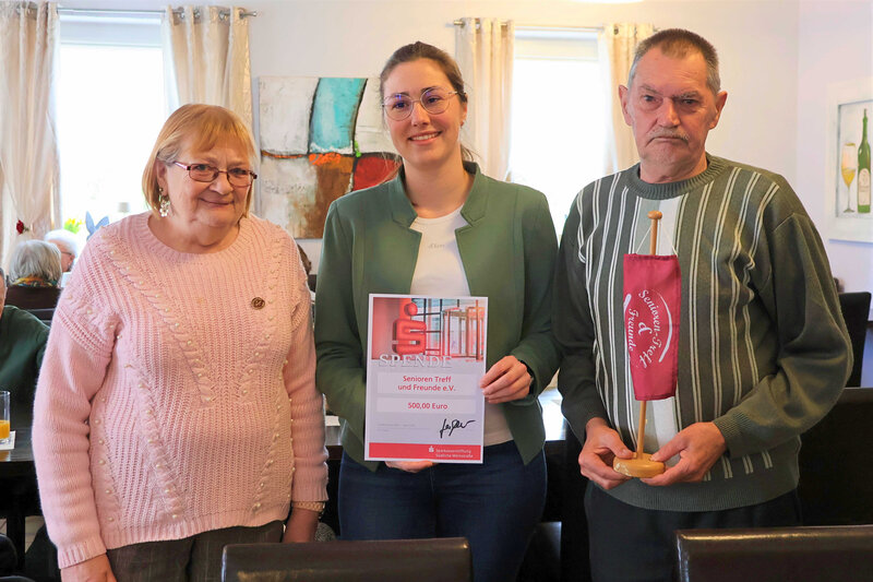 Lena D&uuml;rphold (Mitte) &uuml;berbrachte Christa Detzel und Alexander Langenstein einen Spendenscheck &uuml;ber 500 Euro aus Mitteln der Sparkassenstiftung S&uuml;dpfalz f&uuml;r die Arbeit des Senioren-Treffs.