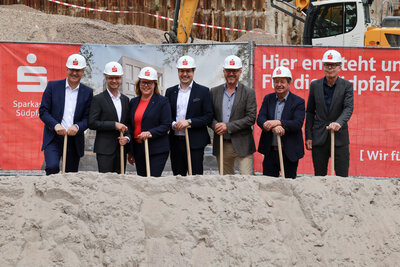 Bild vergr&ouml;&szlig;ern: Gemeinsamer Spatenstich f&uuml;r Neubau in Landau. Im Bild (v.l.n.r.): Dietmar Seefeldt, Svend Larsen, Iris Kommritz, Benjamin Hirsch, Marcus Schaile, Michael Gaudier und Dominik Gei&szlig;ler.