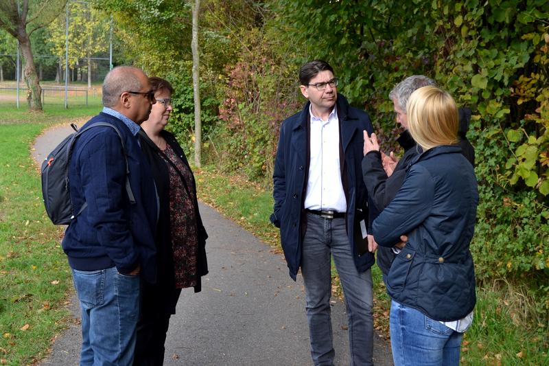 Die vorletzte Station seiner diesj&auml;hrigen OB-Sprechstunden in den Ortsteilen f&uuml;hrte Landaus Stadtchef Thomas Hirsch (M.) nach Godramstein, wo er gemeinsam mit Ortsvorsteher Michael Schreiner mit den B&uuml;rgerinnen und B&uuml;rgern ins Gespr&auml;ch kam.